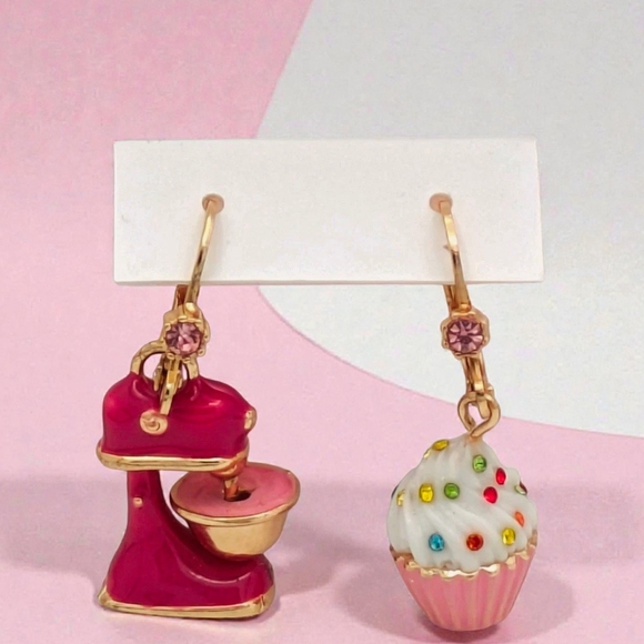 NEW Betsey Johnson Gold Tone Mixer & Cupcake Mismatch Drop Earrings Pink Color - Picture 4 of 7